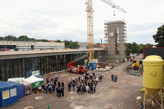 Das Richtfest folgt ein knappes Jahr nach der Grundsteinlegung (Foto: agl)