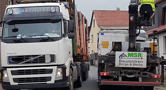 Die Landstra&szlig;e L1037 ist stellenweise zu schmal f&uuml;r zwei LKW (Foto: J.Dietrich)