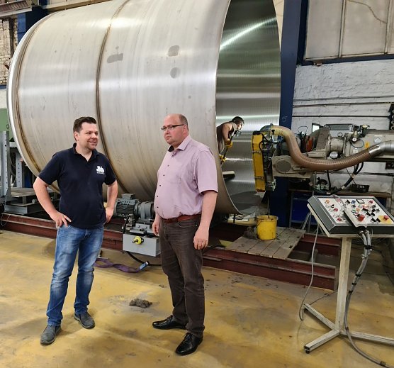 Frank Richardt (links) und Dirk Meyer in der 180 m langen Fertigungshalle in Nordhausen. (Foto: NUV)