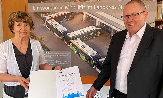 Steffi Dirumdam vom Regionalen Service-Center der IHK &uuml;bergab an Thorsten Schwarz die Ehrenurkunde zum 30-j&auml;hrigen Firmenjubil&auml;um (Foto: Marco Bachmann)