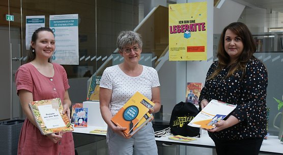Eine Kooperationsvereinbarung mit der Stadtbibliothek greift das Thema Leichte Sprache auf. Susanne Aschoff, stellvertretende Bibliotheksleiterin, Stefani M&uuml;ller, Gleichstellungsbeauftragte der Stadt Nordhausen, und Victoria Peinemann, verantwortliche Mitarbeiterin f&uuml;r Leichte Sprache am Bildungscampus, pr&auml;sentieren B&uuml;cher in leichter Sprache (Foto: M.Daniel)