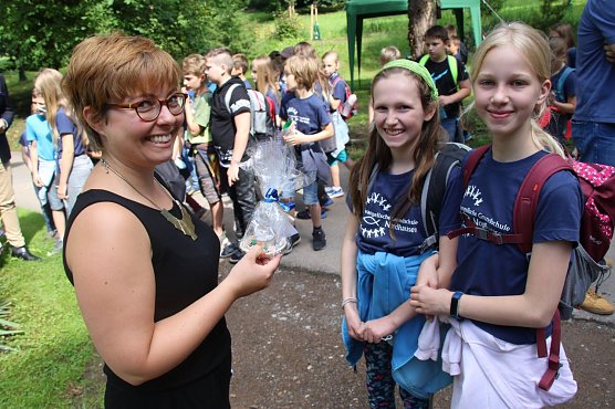 Auch f&uuml;r Medienp&auml;dagogin Claudia Ehrhardt gab es ein kleines Dankesch&ouml;n (Foto: agl)
