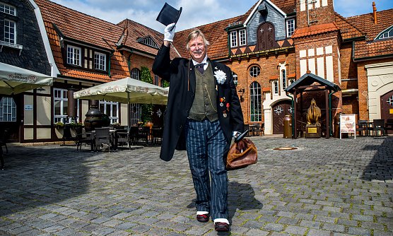 Professor Zwanziger pr&auml;sentiert sein Buch "Wie&auml;n?" in der Traditionsbrennerei (Foto: Christoph Keil)