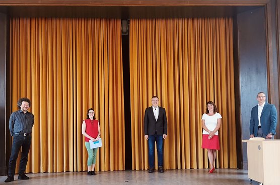 Die Mitglieder des Hochschul-Pr&auml;sidiums &uuml;bergaben Studentin Hanna Thomas (2. Von links) den Preis f&uuml;r den besten Slogan f&uuml;r die Strategieentwicklung der Hochschule (Foto: Tina Bergknapp)