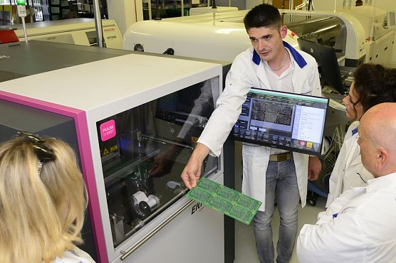 Rundgang in der Fertigung (Foto: Karsten Seifert)