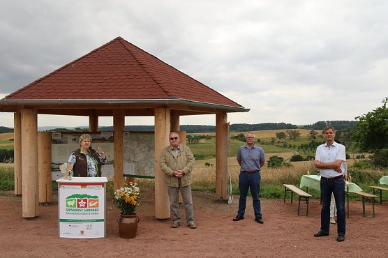 v.l.: Astrid Koschorreck, Gesch&auml;ftsf&uuml;hrerin des LPV, dessen Vorsitzender Egon Primas, Ortsteilb&uuml;rgermeister Thomas Gerlach und Oberb&uuml;rgermeister Kai Buchmann (Foto: agl)