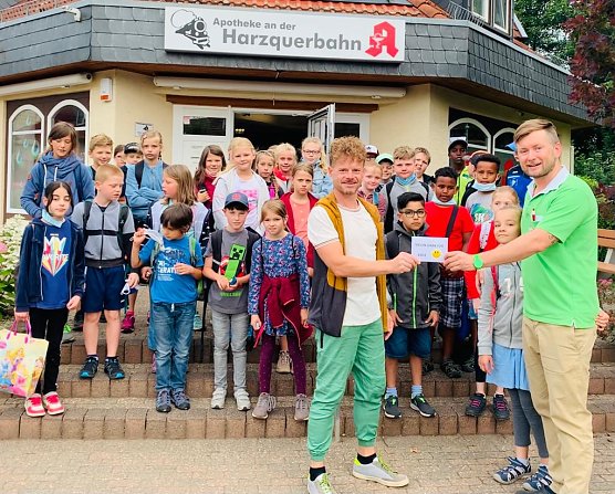 Apotheker Frank Kubatschka spendete der Ilfelder Grundschule 430 Euro (Foto: F&ouml;rderverein der Staatlichen Grundschule Ilfeld)