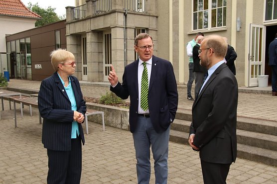 Drei vom Fach: Ministerpr&auml;sident Ramelow (Mitte) spricht mit Prof. Uta Breuer und Prof. Elmar Hinz &uuml;ber die Folgen des Kali-Bergbaus (Foto: agl)