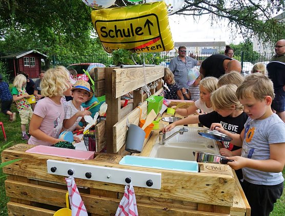 Die Matschk&uuml;che war das Abschiedsgeschenk der Vorschulkinder-Eltern an den Kindergarten.  (Foto: Susanne Schedwill)