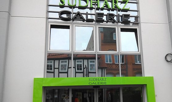 Neu gestaltet sind auch die Eing&auml;nge, hier der an der Reichsstra&szlig;e. � ��������������������������������������������������������� (Foto: Anton Adlerauge)