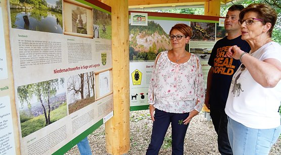 Ortschaftsb&uuml;rgermeister Katrin Sch&ouml;nemann (links), Ortschaftsrat Lars Wilke und Projektleiterin Heike Stolle im Gespr&auml;ch &uuml;ber die neuen Infotafeln im Pavillon (Foto: Susanne Schedwill)