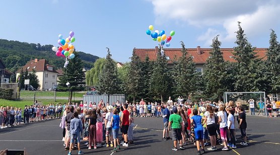 Die Kinder schicken ihre Wünsche in den Himmel (Foto: ThINKA) Die Kinder schicken ihre Wünsche in den Himmel (Foto: ThINKA)