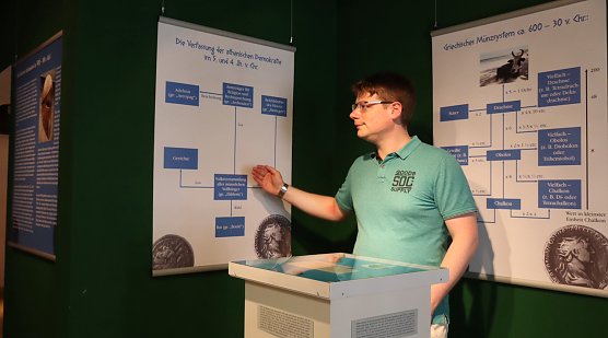 Alexander Hahn f&uuml;hrt durch die M&uuml;nz-Ausstellung (Foto: &copy;Stadtverwaltung Nordhausen)