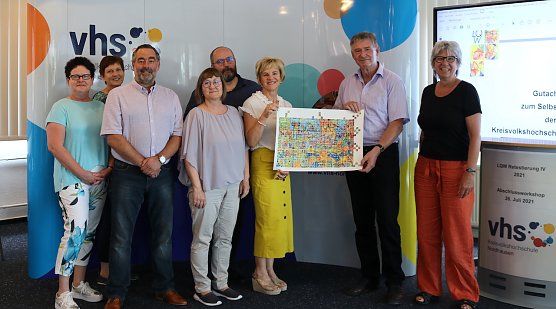 Marina Scheffler vom Pr&uuml;finstitut Con!flex-Qualit&auml;tstestierung (rechts) &uuml;berreichte dem VHS-Team das Zertifikat (Foto: Nicole Mattern)