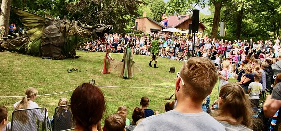 Die feurigen Auftritte des Drachen "Fangdorn" lockten im Stadtpark heute Gro&szlig; und Klein (Foto: agl)