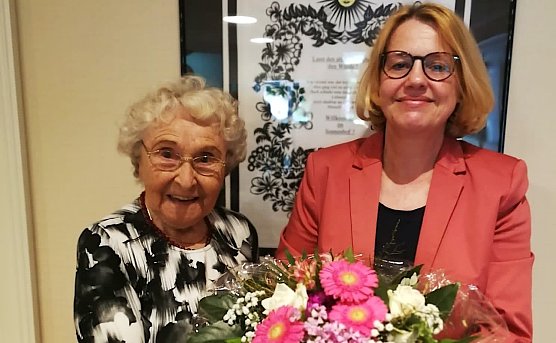 Jutta Krauth gratuliert Erika Schirmer zum 95. Geburtstag (Foto: ©Stadtverwaltung Nordhausen) Jutta Krauth gratuliert Erika Schirmer zum 95. Geburtstag (Foto: ©Stadtverwaltung Nordhausen)