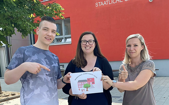 Johannes Rotter (links), unterst&uuml;tzte bei der digitalen Umsetzung der Ideen, Jessika Wacker (Mitte), die Verantwortliche der Mediengruppe und rechts die stellvertretende Schulleiterin Karolin Picht (Foto: Albert-Kuntz Grundschule)