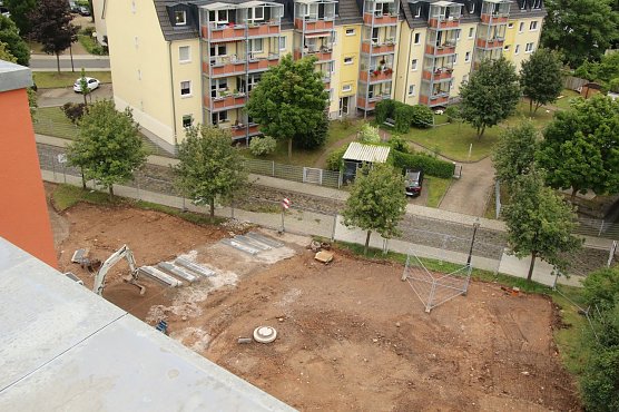 Von der Baugrube vor dem Gebäude ist bereits nichts mehr zu sehen (Foto: agl) Von der Baugrube vor dem Gebäude ist bereits nichts mehr zu sehen (Foto: agl)