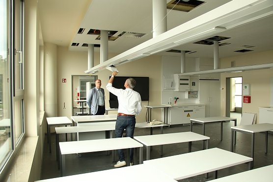 Die Fachkabinette sind best&uuml;ckt, warten mit allerlei Technik auf und warten auf ihre neuen Nutzer. Dem Kollegium wird man die Nutzung der Technik vor Schuljahresbeginn noch einmal in zwei Workshops nahe bringen (Foto: agl)