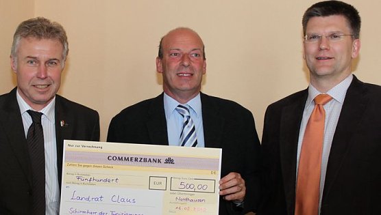 Scheck &uuml;bergeben (Foto: J. Piper)