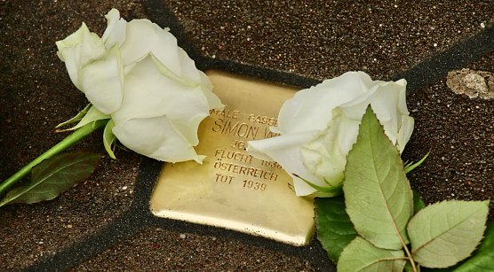 Erinnerung an Simon Wei&szlig; und Amanda Meyer - in Nordhausen wurden heute zwei neue "Stolpersteine" verlegt (Foto: agl)