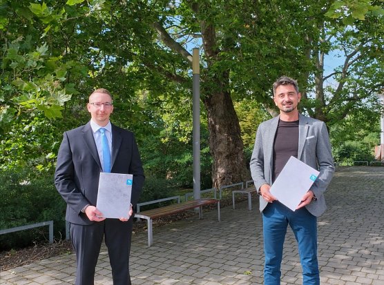 Jan Funke, Kanzler der Hochschule Nordhausen, und Alexander Hesse, Hochschulberater der TK, freuen sich &uuml;ber die Kooperation zum ganzheitlichen Hochschulischen Gesundheitsmanagement (Foto: Melano Dadalauri)
