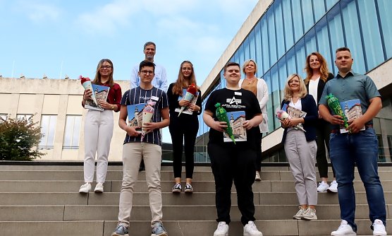 Die Azubis mit ihrer Zuckertüte und ihre Ausbilder (Foto: Stadtverwaltung NDH) Die Azubis mit ihrer Zuckertüte und ihre Ausbilder (Foto: Stadtverwaltung NDH)