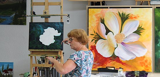 Eva-Maria Bergmann in Aktion: Malkurse nach Gary Jenkins (Foto: oas) Eva-Maria Bergmann in Aktion: Malkurse nach Gary Jenkins (Foto: oas)