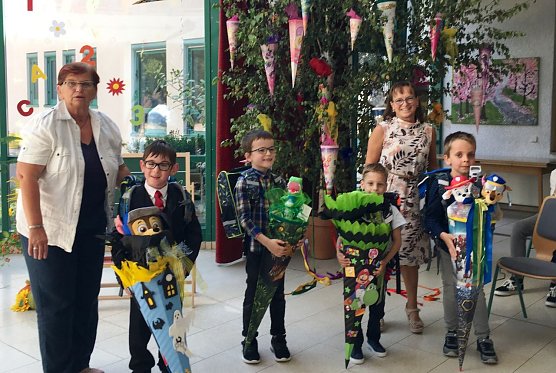 Schuleinf&uuml;hrung unterm Zuckert&uuml;tenbaum (Foto: G. Garthof)