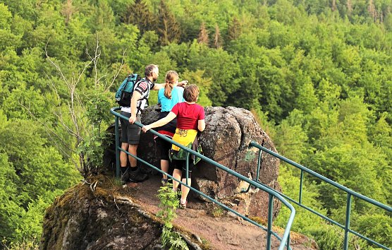 Bielsteinblick mit Wanderern (Foto: P. Schneller)