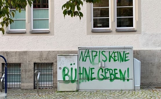 Schmierereien rund ums Rathaus. Inzwischen hat der Bauhof die Fassaden wieder gereinigt. (Foto: PI NDH)