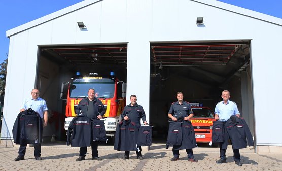 Neue Dienstkleidung gab es heute f&uuml;r die Feuerwehr in Sundhausen (Foto: Stadtverwaltung Nordhausen)