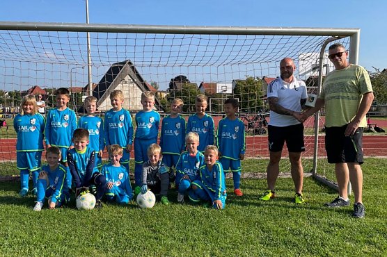  Silvio Gail &uuml;begab den Kindern und den Trainern Heiko Hieronymus und Sven Kr&uuml;ger pers&ouml;nlich die neue Ausstattung (Foto: Heiko Hieronymus)