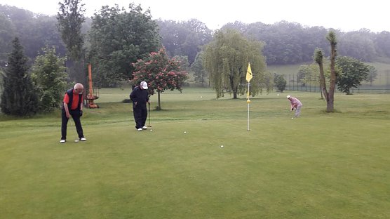 Endlich wieder einlochen - in Neustadt kann wieder Golf gespielt werden (Foto: Golfpark Neustadt) Endlich wieder einlochen - in Neustadt kann wieder Golf gespielt werden (Foto: Golfpark Neustadt)