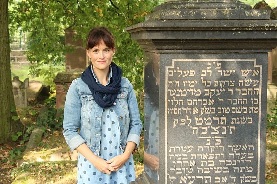 Dr. Marie-Luis Zahradnik kümmert sich um den Friedhof und seine steinernen Zeitzeugen (Foto: agl) Dr. Marie-Luis Zahradnik kümmert sich um den Friedhof und seine steinernen Zeitzeugen (Foto: agl)