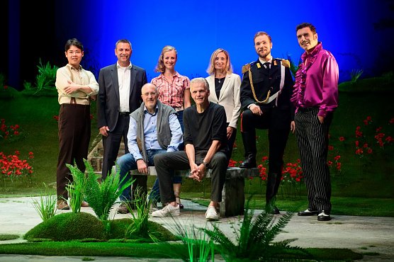 v.l.n.r.: Kyounghan Seo (Nemorino); Wolfgang Asche, Vorstandsvorsitzender der Kreissparkasse; Fabrizio Ventura, Musikalische Leitung; Amelie Petrich (Adina); Matthias Kitter, Regie; Sandra Hoyer, Marketingleiterin der Kreissparkasse; Philipp Franke (Belcore); Thomas Kohl (Dulcamara) (Foto: Marco Kneise)