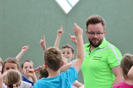 Markus Albitz, Eventmanager bei Contacts & Sports im Juli dieses Jahres, mit Kindern der Staatlichen Grundschule "Franzberg" (Foto: Eva Maria Wiegand)