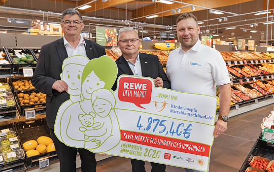 v.l.n.r.: Stefan Bachmann, Gebietsmanager bei der REWE-Markt GmbH; Helge Malerz, Vertriebsleiter der REWE-Markt GmbH; Stephan Masch, Pressesprecher der gemeinn&uuml;tzigen Kinderhospiz Mitteldeutschland GmbH bei der Spenden&uuml;bergabe (Foto: Paul Phillip Braun)