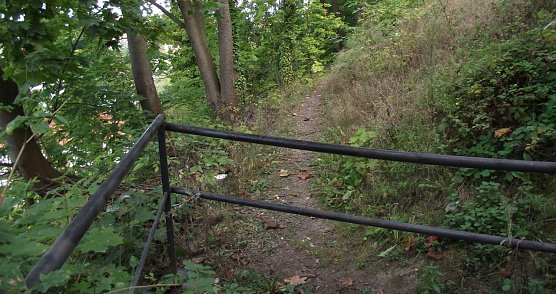 Wenige Meter ab Wassertreppe Richtung Altstadt endet der Johanniswall. Dahinter ein enger Pfad neben einem absch&uuml;ssigen Hang. Endpunkt des Walls w&auml;re die Barf&uuml;&szlig;erstra&szlig;e in H&ouml;he der Gastst&auml;tte "Felix" gewesen. (Foto: Kurt Frank)