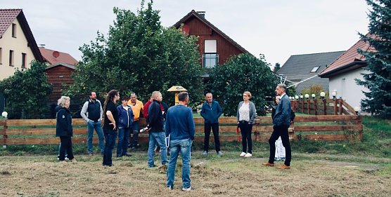 Ihr H&auml;uschen im Gr&uuml;nen k&ouml;nnte f&uuml;r die Anwohner des Wiesengrundes in Sachswerfen bald direkt an das Freibad grenzen (Foto: agl)