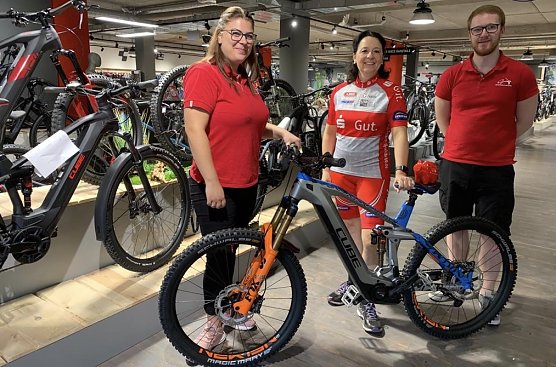 Vera Angelstein (Mitte) testete f&uuml;r die Sparkasse die R&auml;der (Foto: KSK)
