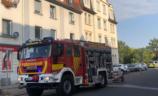 Die Feuerwehr steht zur Brandbek&auml;mpfung bereit (Foto: S.Dietzel)