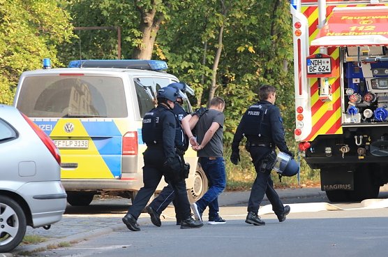 Hier wird der Verursacher des ganzen Aufruhrs von der Polizei abgef&uuml;hrt (Foto: S.Dietzel)