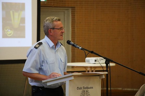 Thomas Schink&ouml;th erl&auml;uterte die M&ouml;glichkeiten der Nordh&auml;user Feuerwehren im Wasserschutz (Foto: agl)