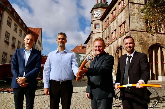 Nordhausen soll "Gigabit-Leuchtturm" werden: v.l. Martin Juckeland vom Amt f&uuml;r Stadtentwicklung, Oberb&uuml;rgermeister Kai Buchmann, Telekom Regionalleiter Rainer Frank und Regionalmanager Roman Gebhardt (Foto: agl)