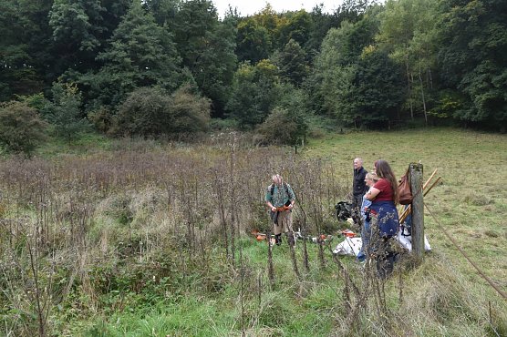 Artenschutz braucht Enthusiasten: Die Mahd der Feuchtwiese und die Bew&auml;ltigung des M&auml;hgutes war eine konditionelle Herausforderung, die von den erfahrenen Natursch&uuml;tzern mit bemerkenswertem Engagement bew&auml;ltigt wurde. (Foto: Bodo Schwarzberg)