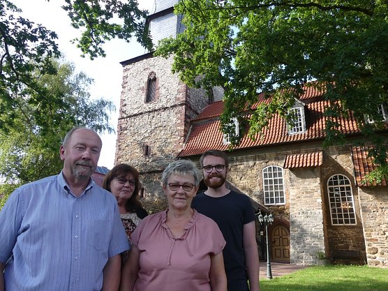 Herr B&uuml;hling, Frau Lapucha, Frau B&uuml;hling, Herr Bischoff vor der Kirche St. Martin und Johannes in Bielen (Foto: Evangelischer Kirchenkreis S&uuml;dharz)