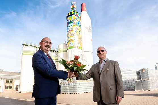 v.l.: Robert Becke geht in den Ruhestand und gibt das Nordh&auml;user Werk in die H&auml;nde von Uwe Maurer (Foto: Nordbrand Nordhausen / Nick Hellfritzsch freshshots photographie)