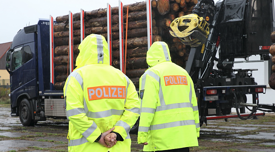 Holzlasterkontrolle in Niedersachswerfen (Foto: S. Dietzel) Holzlasterkontrolle in Niedersachswerfen (Foto: S. Dietzel)