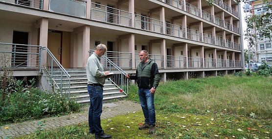 Karsten Gr&uuml;neberg von der SWG bespricht mit Ulf Thelemann, Gesch&auml;ftsf&uuml;hrer der Gebr&uuml;der Aurin GmbH aus Hamma die letzten Details vor dem R&uuml;ckbau des 52 Jahre alten DDR-Blocks. (Foto: Susanne Schedwill)